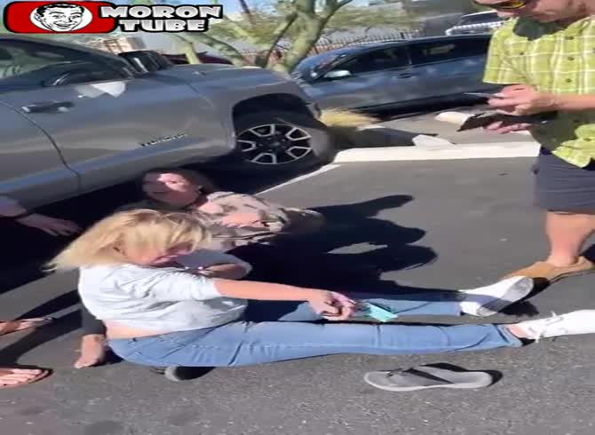 Video :An off-duty police officer attacked a 62-year-old lady